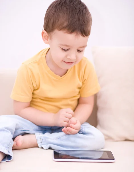 Jongen met behulp van Tablet PC — Stockfoto