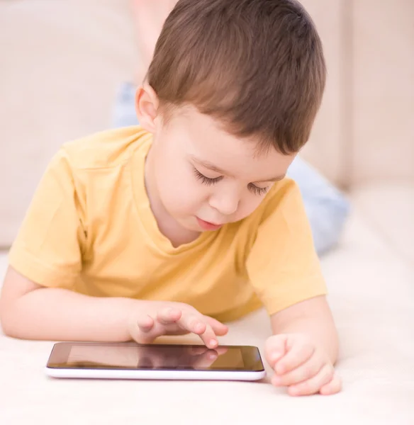 Boy pomocí tabletu — Stock fotografie