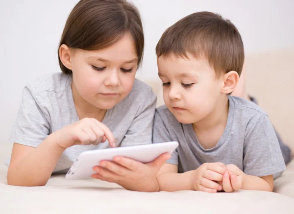 Niños que usan tableta —  Fotos de Stock