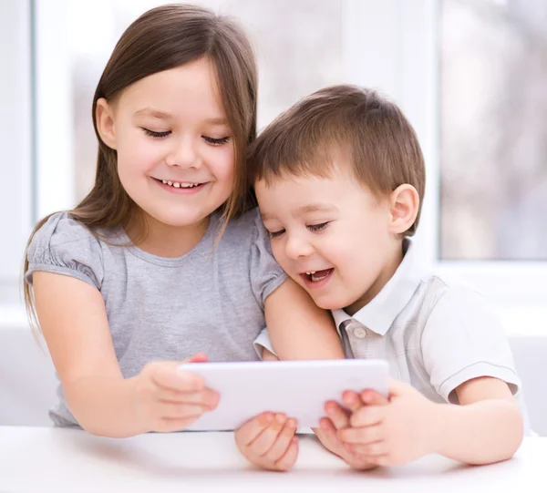 Kinderen met behulp van tablet pc — Stockfoto