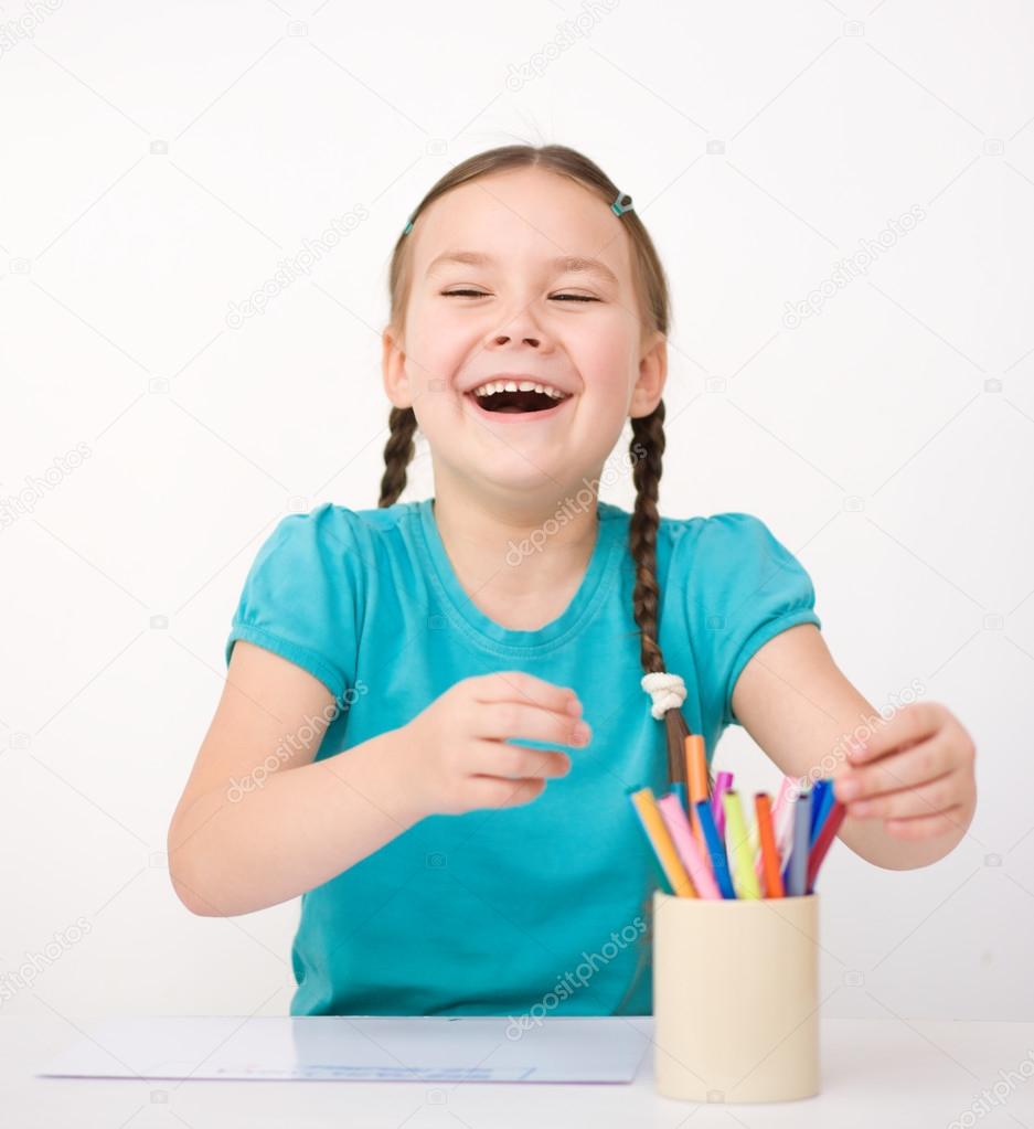 Bambina ¨ disegnare utilizzando matite colorate seduti al tavolo — Foto di julaszka