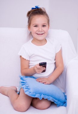 Kız televizyon izliyor.