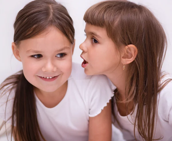 Zwei Mädchen unterhalten sich — Stockfoto