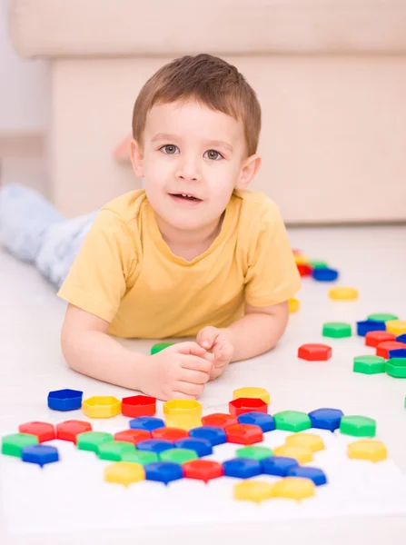 少年はビルディング ブロックで遊んでいます。 — ストック写真