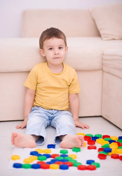 Chico está jugando con bloques de construcción — Foto de Stock