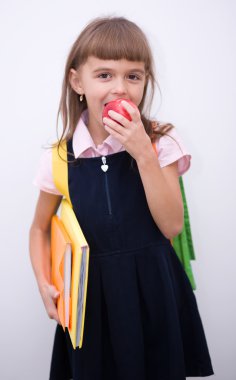 sevimli kız kitap tutuyor