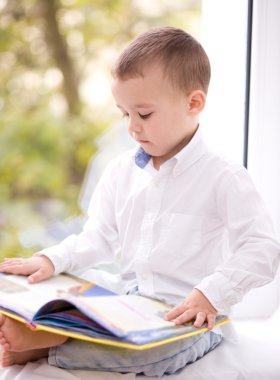 küçük çocuk kitap okuma