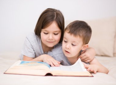 çocuklar kitap okuyor