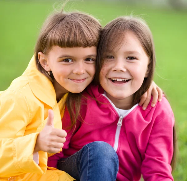 Twee meisjes houden van gezicht in ongeloof — Stockfoto