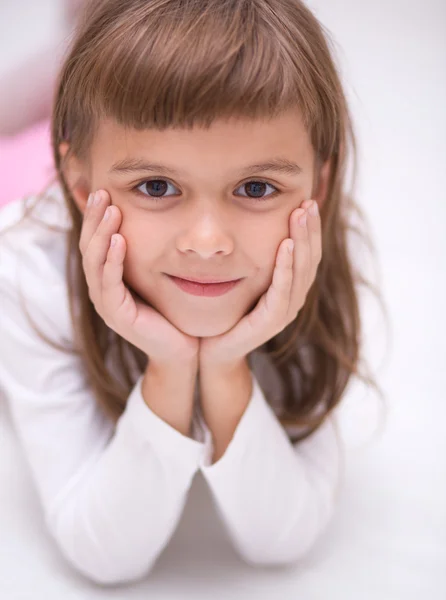 Klein meisje is dagdromen — Stockfoto