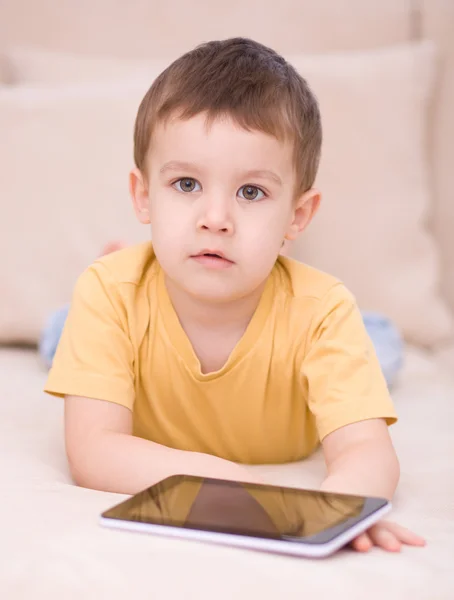 Boy using tablet — Stock Photo, Image