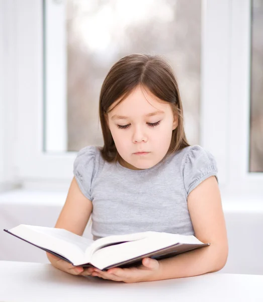 Menina está lendo um livro — Fotografia de Stock