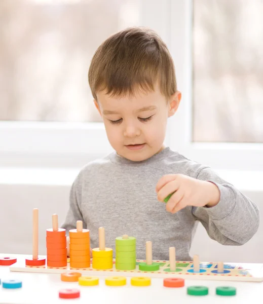 Jongen speelt met bouwstenen — Stockfoto