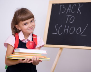 sevimli kız kitap tutuyor