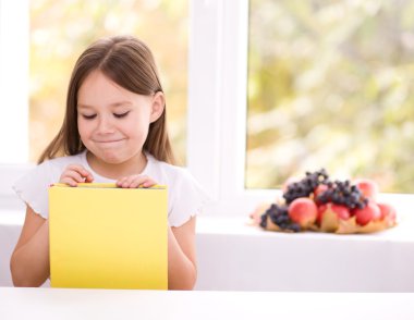 küçük kız bir kitap okuma