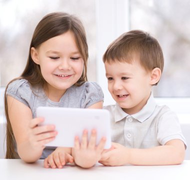 tablet bilgisayar kullanarak çocuk