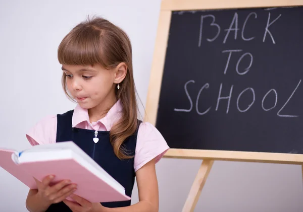 Linda chica está sosteniendo libro — Foto de Stock