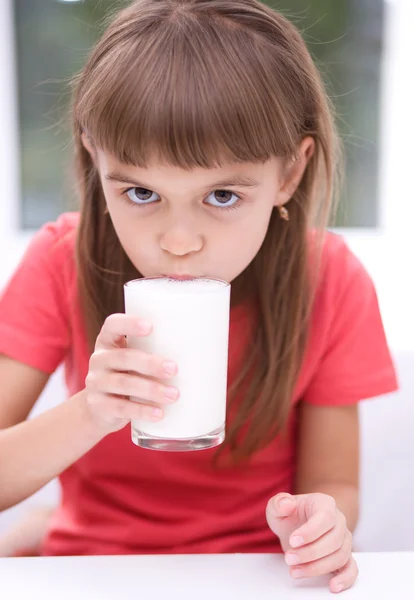 小女孩喝了一杯牛奶 — 图库照片