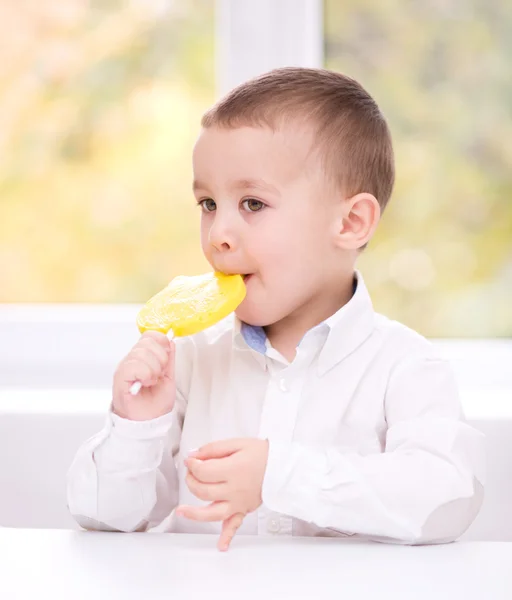 Niño pequeño con piruleta —  Fotos de Stock