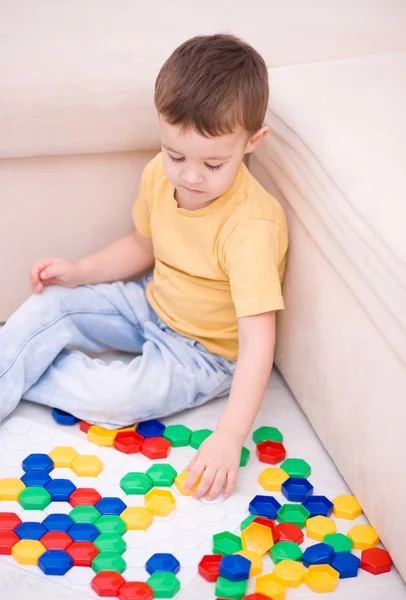 Chico está jugando con bloques de construcción — Foto de Stock