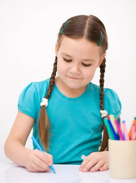 Niña está dibujando con lápices — Foto de Stock