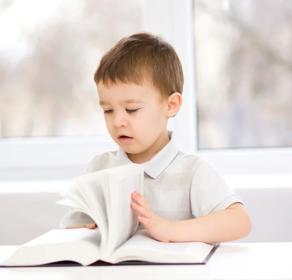 El niño está leyendo un libro. — Foto de Stock