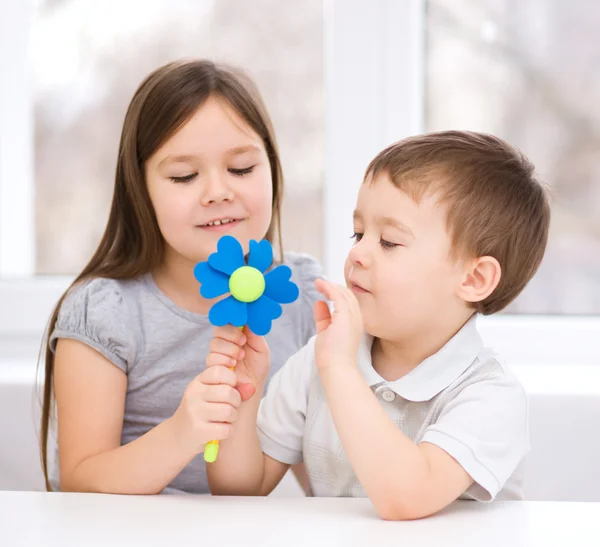 Junge schenkt dem Mädchen eine Blume — Stockfoto