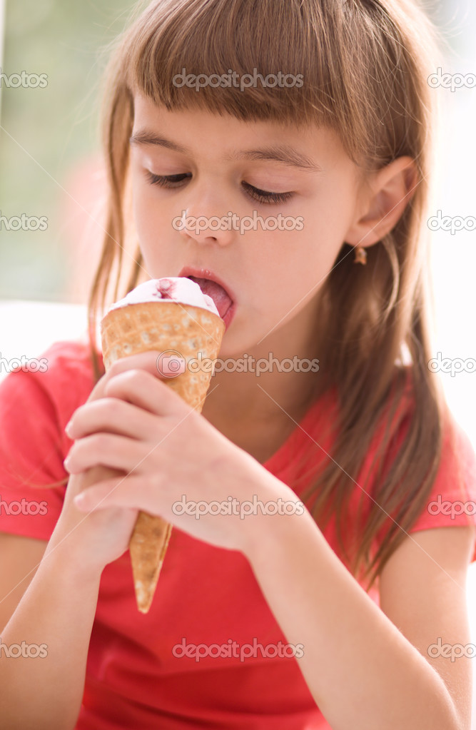 Klein meisje is het eten van ijs ⬇ Stockfoto, rechtenvrije foto door