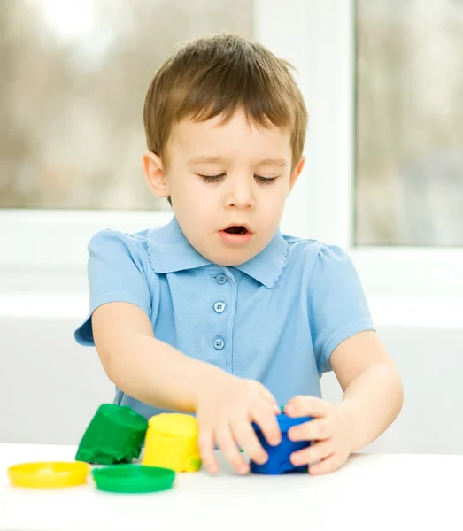 Boy is playing with building blocks — Stock Photo, Image