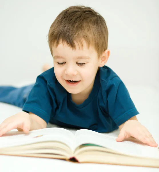 Mały chłopiec jest czytanie książek — Zdjęcie stockowe