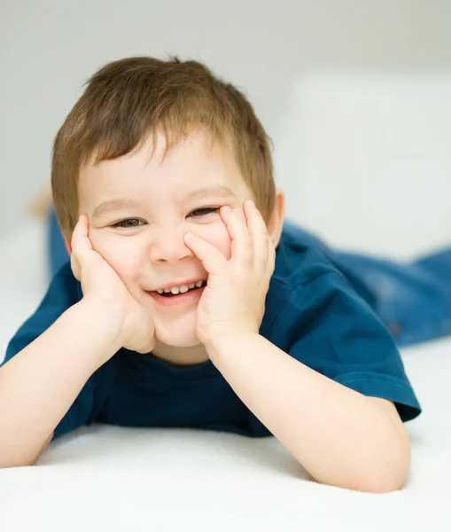 Portret van een schattig jongetje — Stockfoto