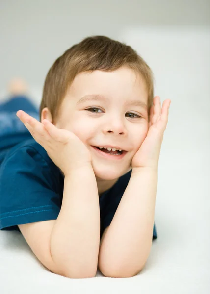 Portrait d'un mignon petit garçon — Photo