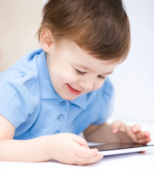 Menino usando tablet — Fotografia de Stock