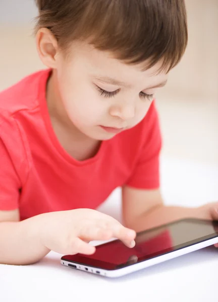 Pojke med hjälp av Tablet PC — Stockfoto