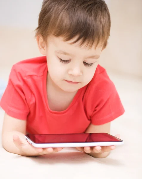 Jongen met behulp van Tablet PC — Stockfoto