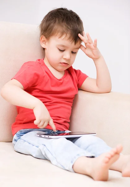 Boy using tablet — Stock Photo, Image