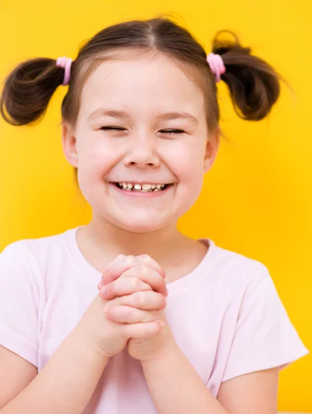 Niña está sosteniendo su cara — Foto de Stock