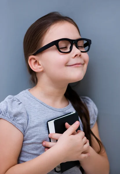 Klein meisje is het lezen van een boek — Stockfoto