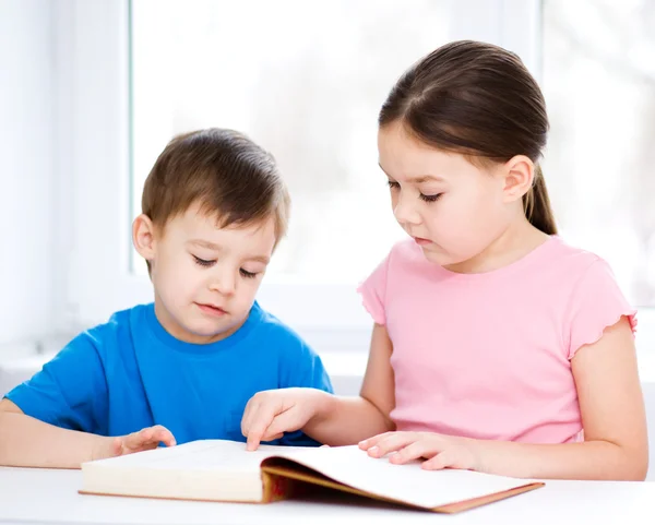 Niños está leyendo libro — Foto de Stock