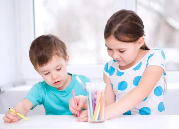 Malé děti je kresba na bílém papíře — Stock fotografie