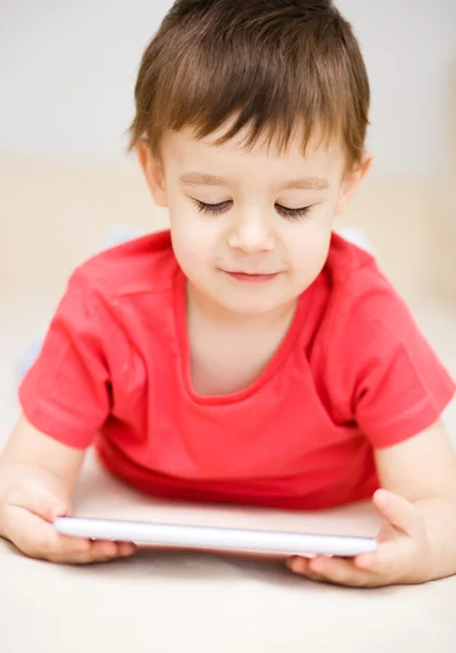Boy pomocí tabletu — Stock fotografie