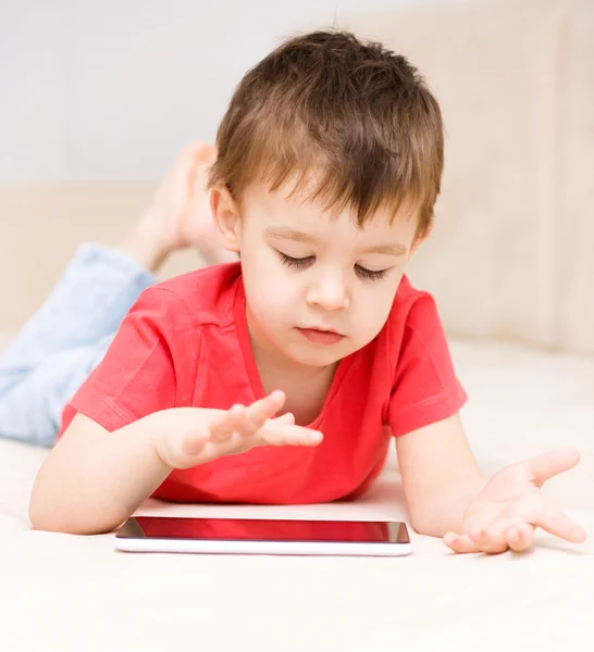 Boy using tablet — Stock Photo, Image