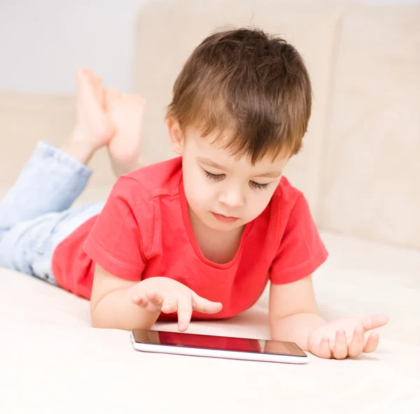 Chłopiec przy użyciu tabletu — Zdjęcie stockowe