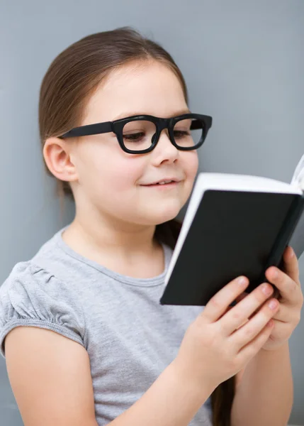 La niña está leyendo un libro. — Foto de Stock