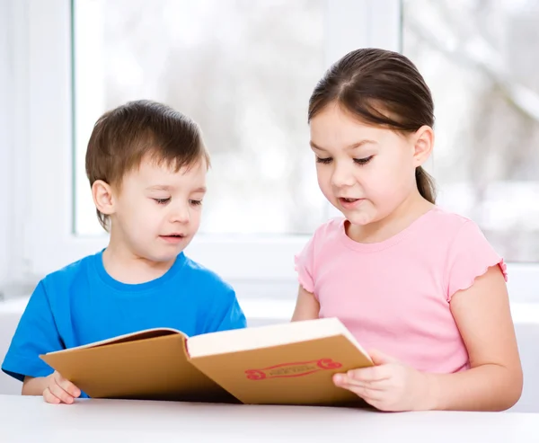 Kinderen is leesboek — Stockfoto