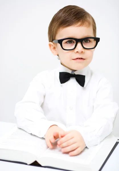 Kleine jongen is het lezen van een boek — Stockfoto