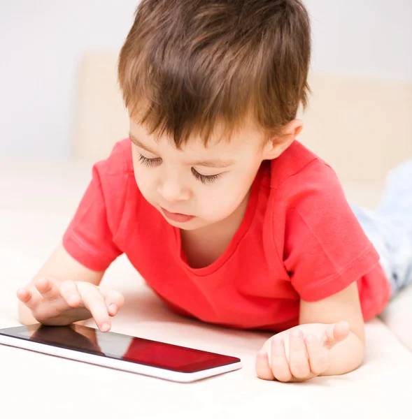 Menino usando tablet — Fotografia de Stock