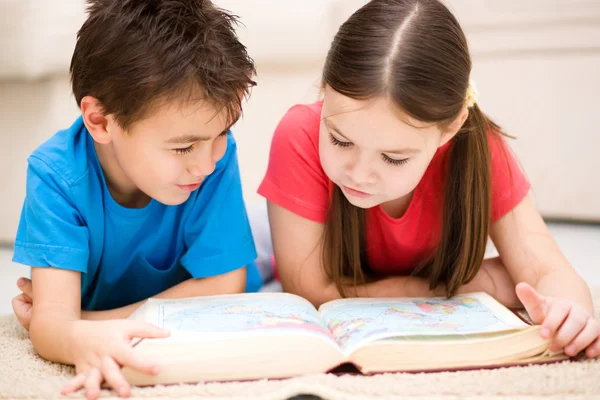 Kinderen is leesboek — Stockfoto