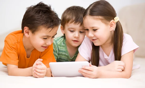 Дети с помощью планшетного компьютера Стоковая Картинка