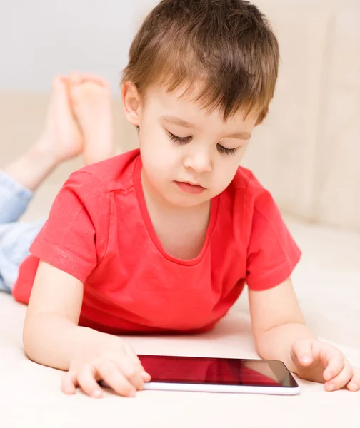 Niño usando tableta —  Fotos de Stock
